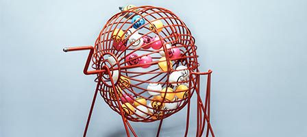 Lottery machine with spinning balls