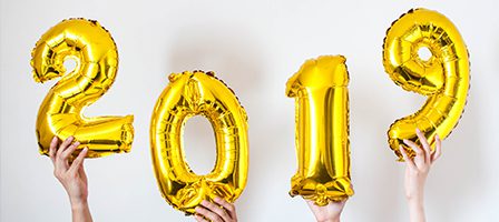Shiny gold balloons forming 2019