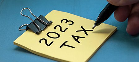 Tax reminder 2023 on sticky note