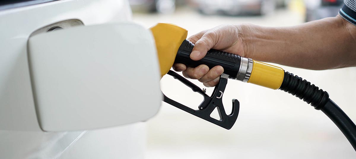Hand refueling vehicle at station